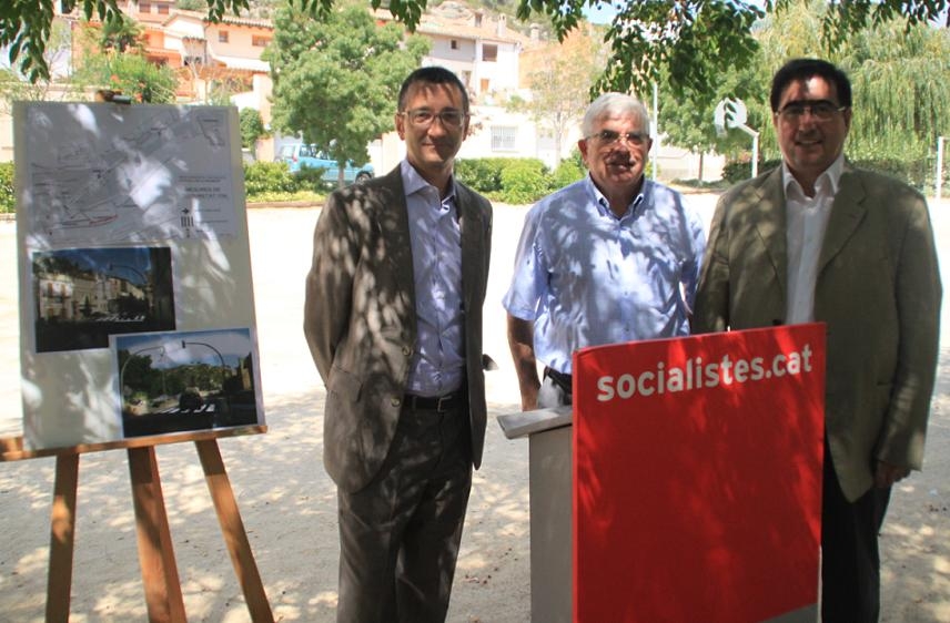 Els diputats del PSC Jordi Terrades i Roberto Labandera durant la visita a La Pobla de Claramunt