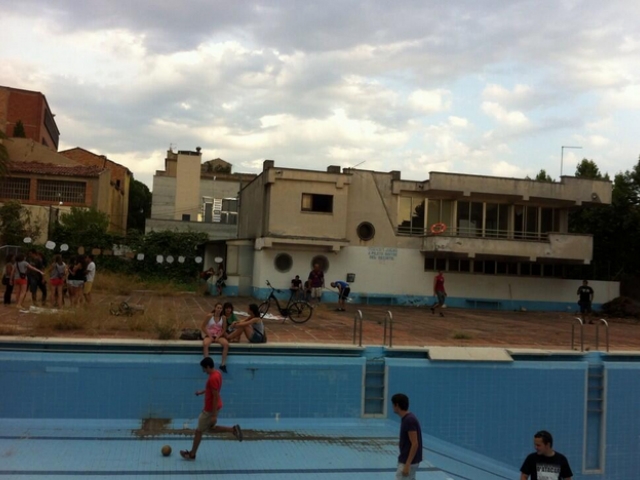 Fotografia dels joves a l'interio de les piscines. Font: @xabi_xapa