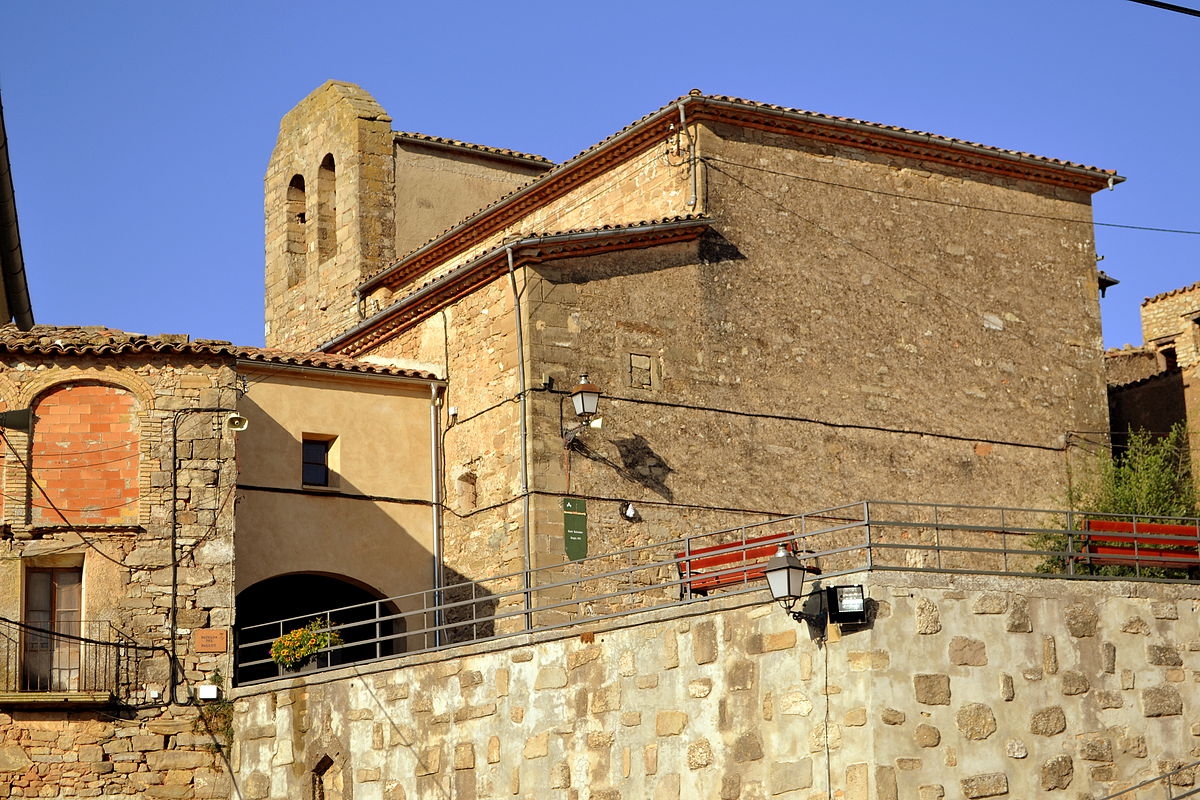 Bellprat (a la imatge, l'església de Sant Salvador) és el municipi més petit de la comarca i ha assolit el deute zero