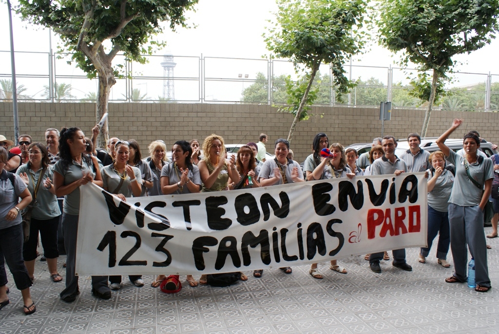 Els treballadors davant la fàbrica de Visteon d'Igualada