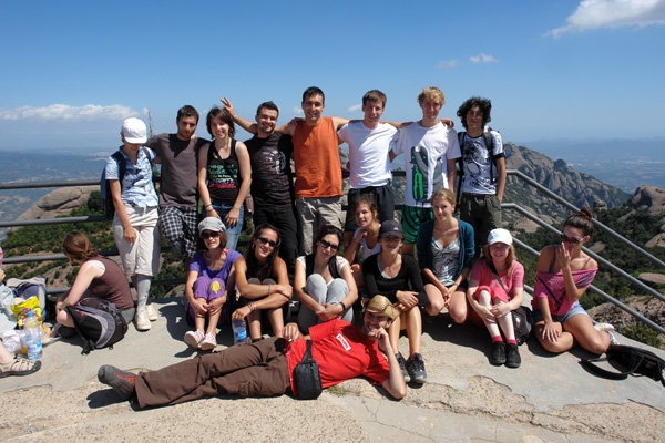 Fotografia de família dels joves del camp internacional a Montserrat