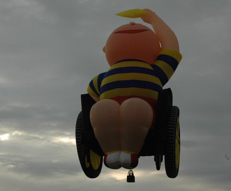 Globus en forma de nen en cadira de rodes