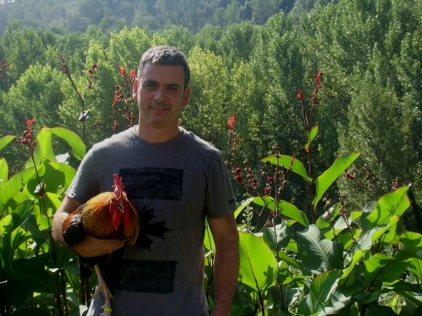 Joan Pou amb una gallina empordanesa