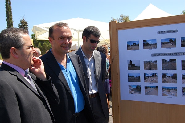 Jordi Calpe, alcalde dels Hostalets de Pierola, al costat de Jaume Oliveras i Joan Raldiris, regidor d'urbanisme