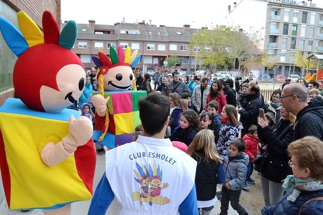 L'acte d'obertura al públic d'un dels patis del CEIP Ramon Castelltort, un dels centres municipals d'Igualada