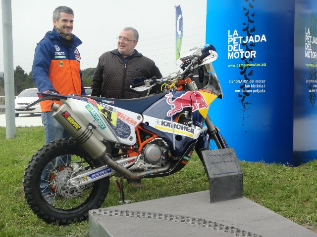 Jordi Viladoms, al costat de Xavier Boquete, després de deixar l'empremta de la seva moto,