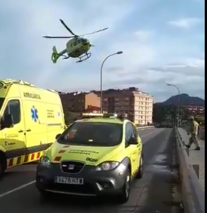 L'helicòpter medicalitzat surt del lloc de l'accident (Foto: Oriol Madrid)