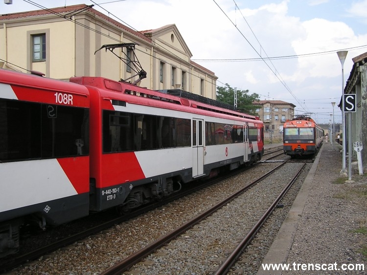 Un tren sortint de l'estació de Calaf