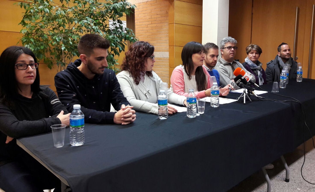 Els vuit membres del govern, en la roda de premsa a Can Papasseit