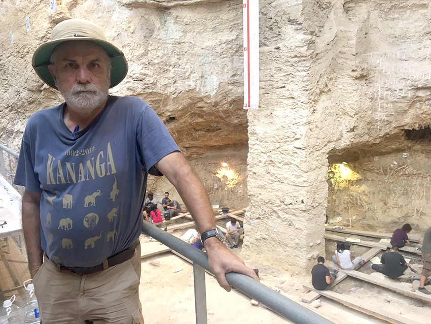 L'investigador Eudald Carbonell a les excavacions de l'Abric Romaní