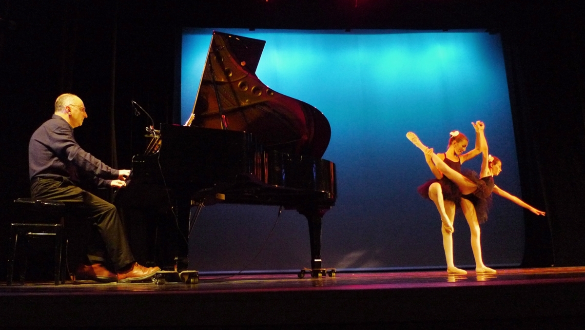 Jordi Badia, al piano, en un dels moments de l'acte de dilluns