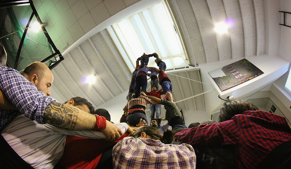 Els Moixiganguers d'Igualada han aixecat el sostre del local per afrontar castells de 9 (Foto: Pau Corcelles)