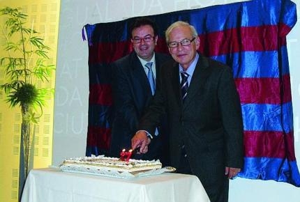 El directiu del Barça Enric Nadeu, tallant el pastís al costat de Josep M. Maians, president de la penya / Foto: MD