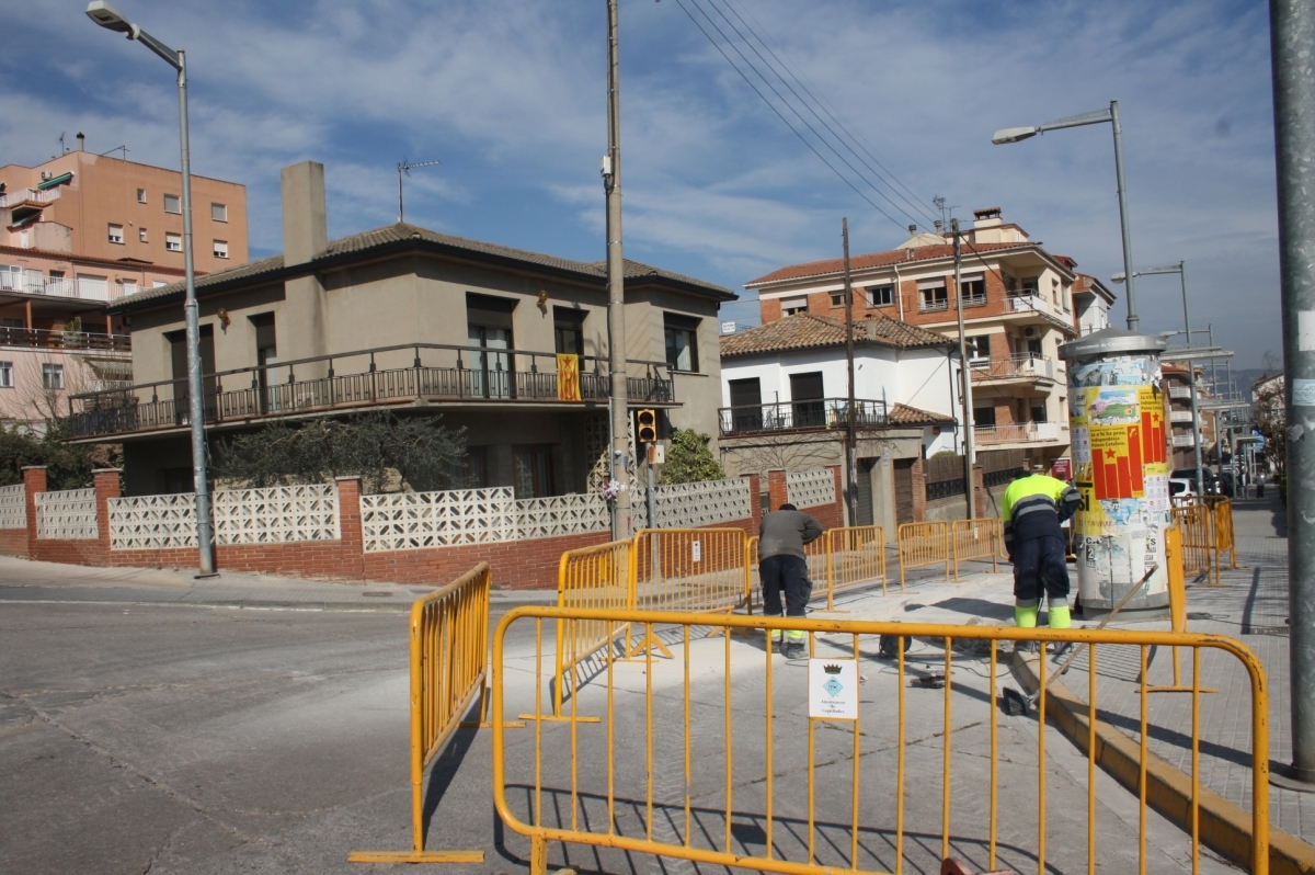 Obres en un dels punts viaris més importants de la vila