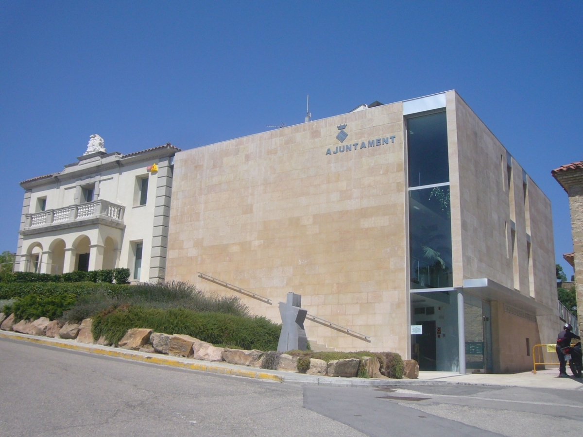 La façana de l'Ajuntament d'Òdena