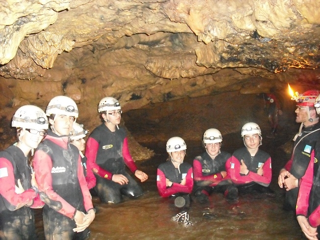 Els alumnes de l'Institut Montbui durant la visita a l'Espluga de Francolí