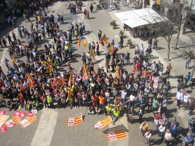 Final de la manifestació a la plaça de l'Ajuntament