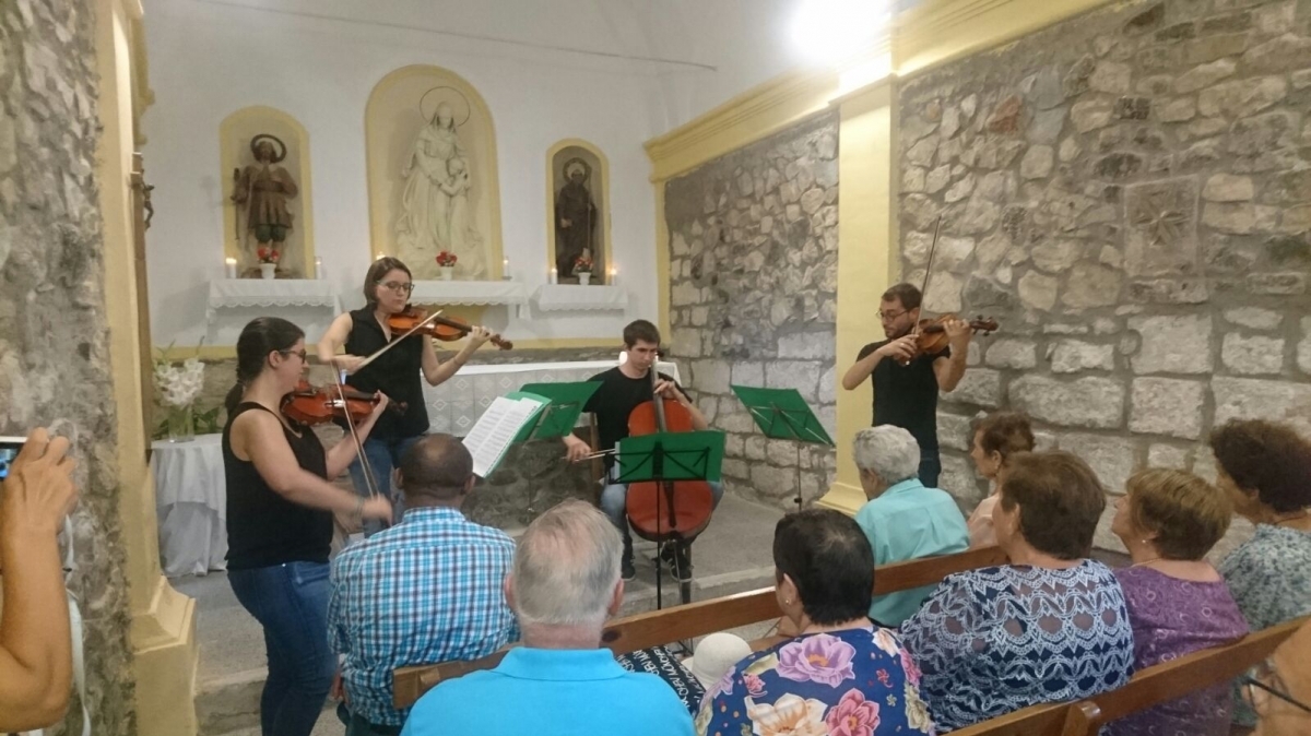 Els músics de l'Aula Orquestra tocant a la missa de diumenge al matí