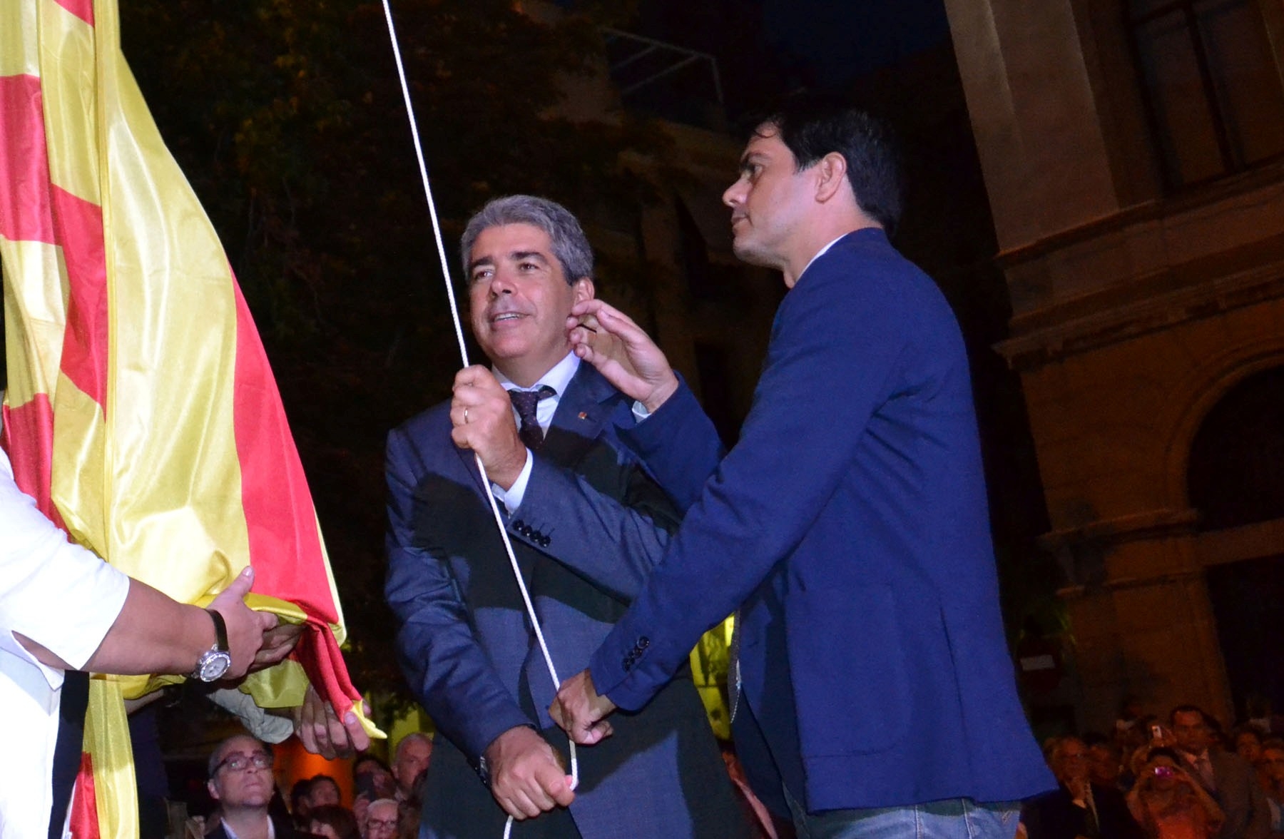 Francesc Homs i Marc Castells han hissat la senyera a la plaça de l'Ajuntament