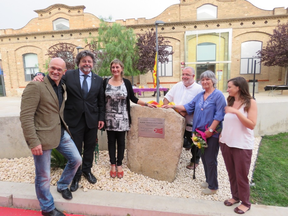 Romeva, Castellà, Vergés, Isabel Casals -germana de Muriel-, Boquete i Llansana, davant la placa