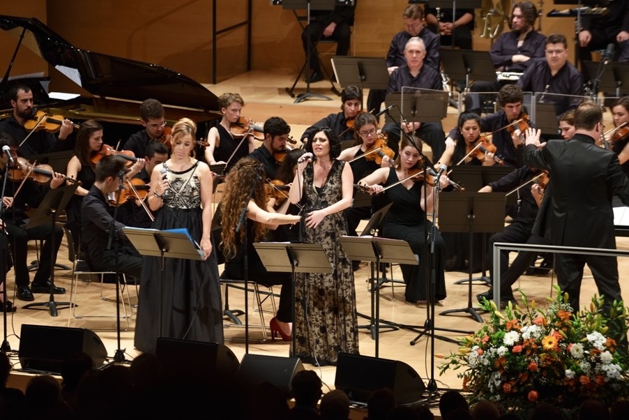 Beth Rodergas i Elena Gadel, amb l'orquestra