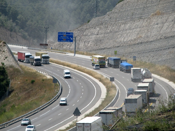 Els vehicles ja poden tornar a circular per l'A-2, a Montmaneu. / Foto: ACN