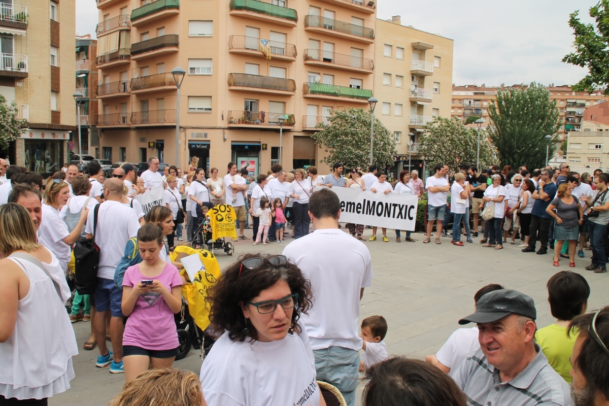 Un centenar de persones protesten en contra del possible tancament de la llar d'infants Montxic