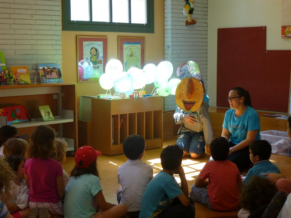 Els contes per a menuts, una de les activitats que tenen lloc a la Biblioteca