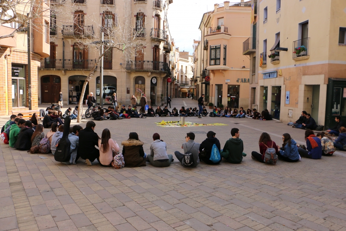 Una trobada assambleària de joves a la plaça Pius XII