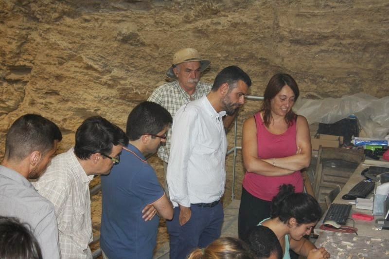 L'arqueòloga de l'IPHES Palmira Saladié li comenta al conseller algunes de les troballes d'aquesta campanya, al laboratori de camp. Foto: Ajuntament de Capellades