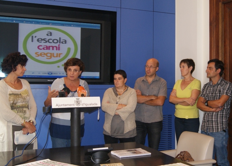 Les regidores Conxa Castells i Montserrat Mateu, amb representants de diverses escoles