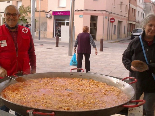 Antoni Pau, voluntari vilanoví del Banc de la Teca, va ser novament l’encarregat de preparar un àpat popular