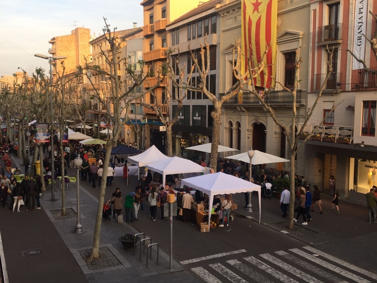 La Rambla, en una de les ocasions que es talla al trànsit, per Sant Jordi