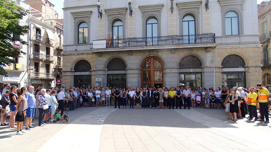 Minut de silenci davant l'Ajuntament d'Igualada