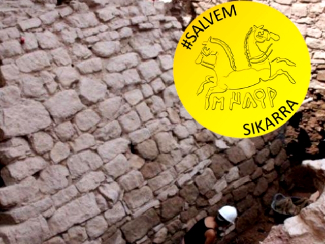 Fotografia de les excavacions amb el logotip de la campanya #Salvem Sikarra