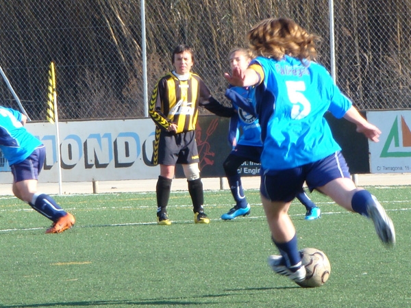 La jugadora de l'Igualada Elena, xutant la falta que significava el primer gol