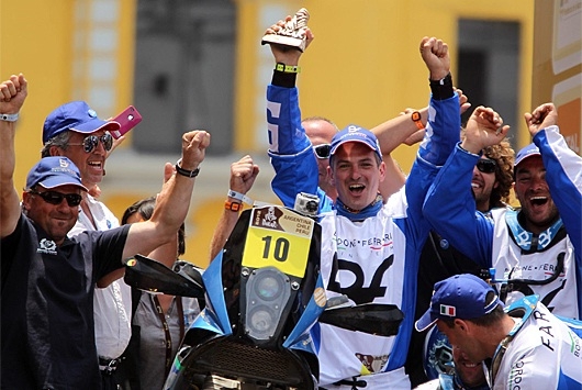 Jordi Viladoms amb el trofeu del Dakar 2012