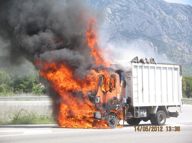 Camió incendiat. Foto Joan Solís
