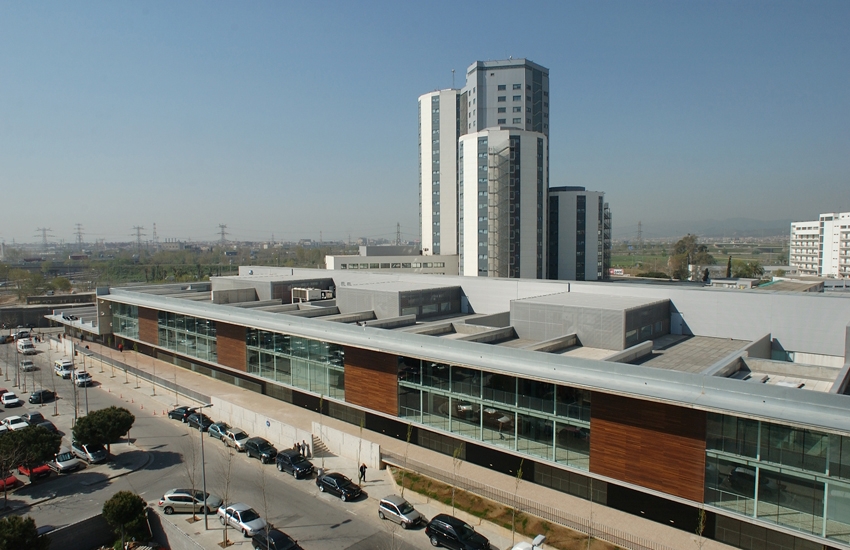 L'home ha estat traslladat a l'Hospital de Bellvitge - del flick de Bellvitge Hospital