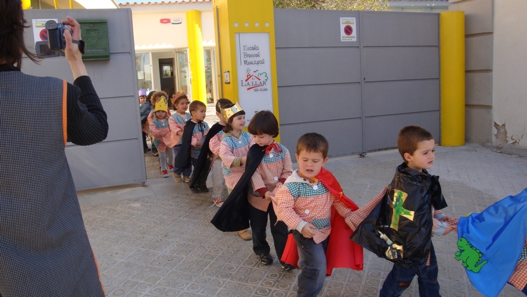 El menuts de la Llar d'infants celebrant la diada