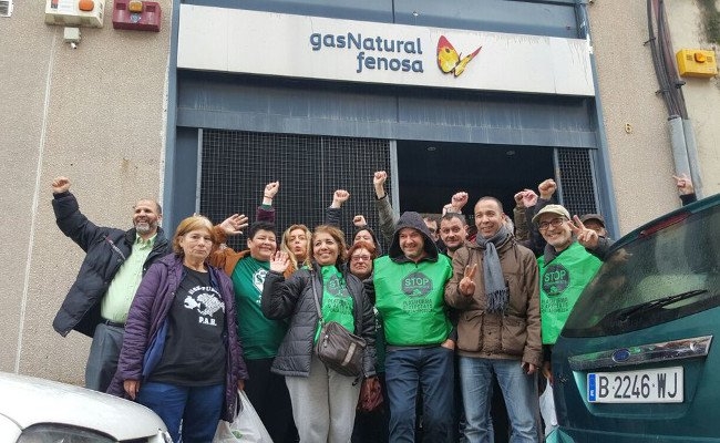 Els activistes, davant la seu manresana FOTO: PAH Anoia