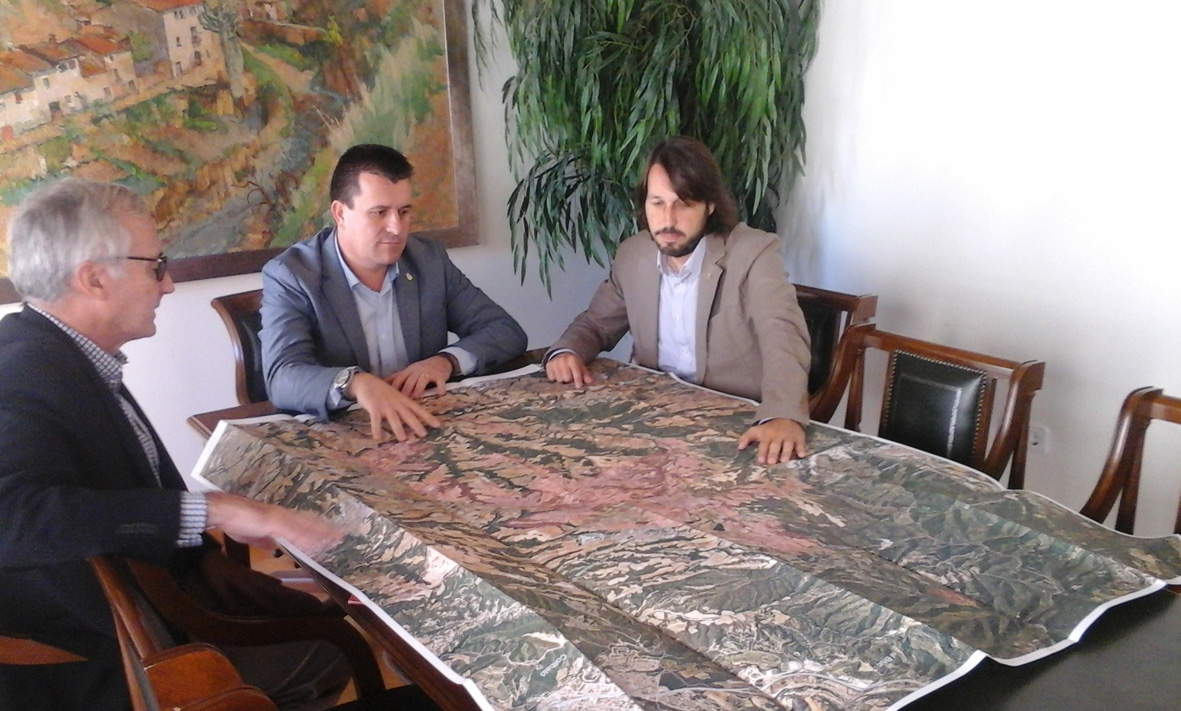 El diputat Josep Ramon Mut, en el lliurament de la cartografia urbana al primer tinent d'alcalde de Piera, Josep Llopart