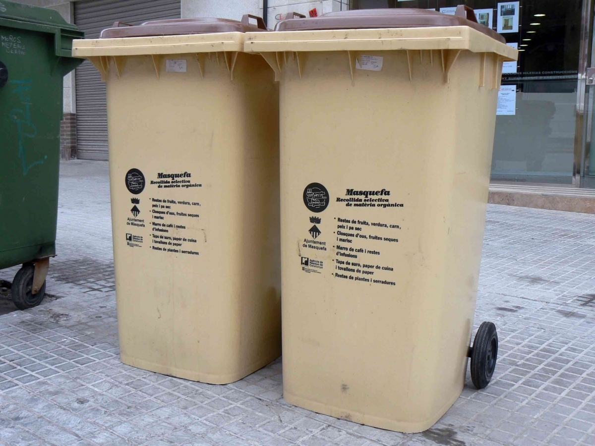 Els actuals contenidors de la neteja orgànica a la vila