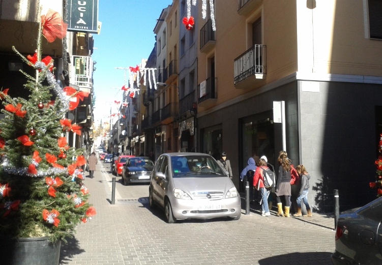 Carrer Òdena engalanat per aquestes festes