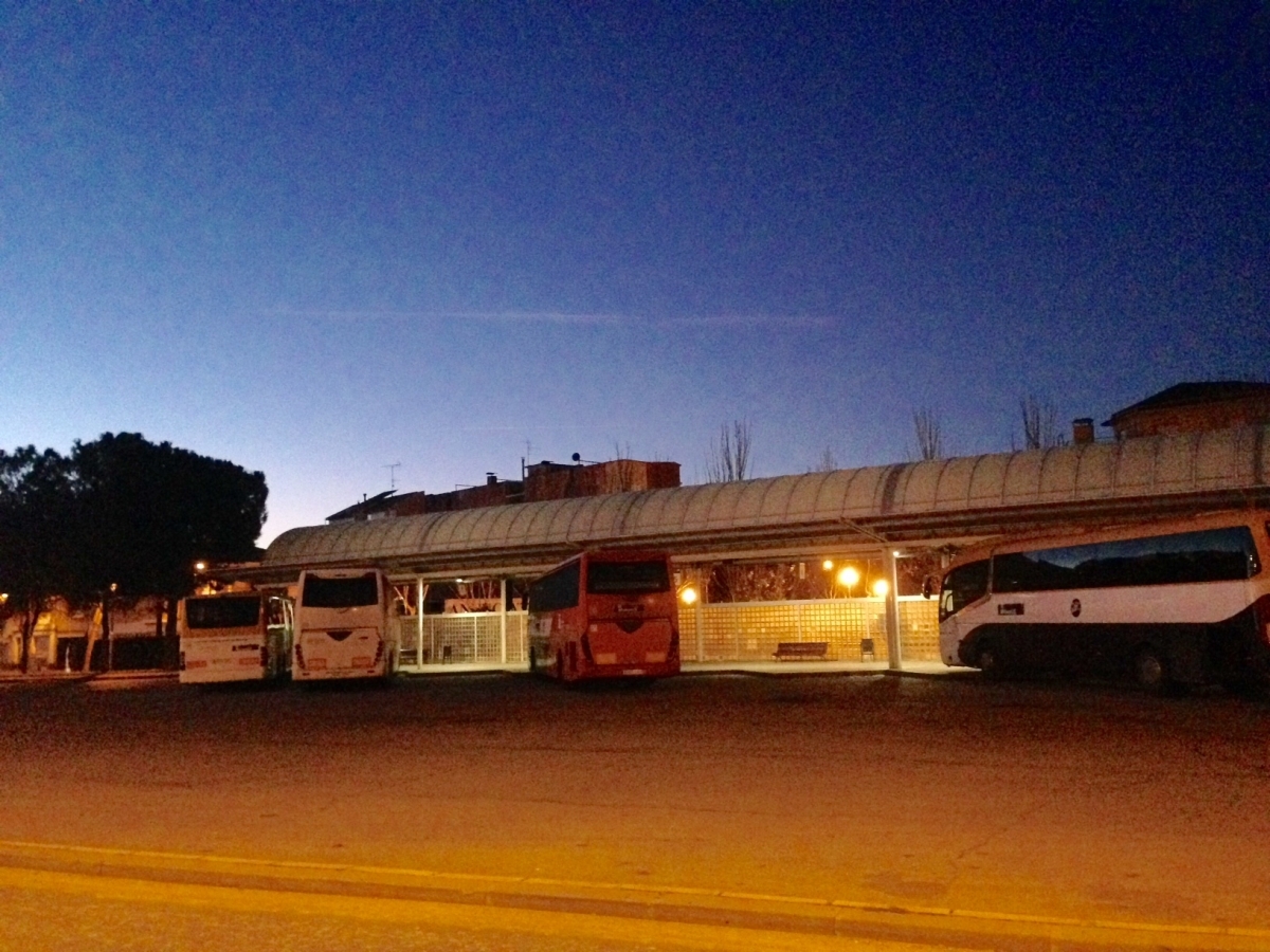 Aspecte de l'estació igualadina, aquest dimecres al matí, a les 7.30, amb quatre autobusos