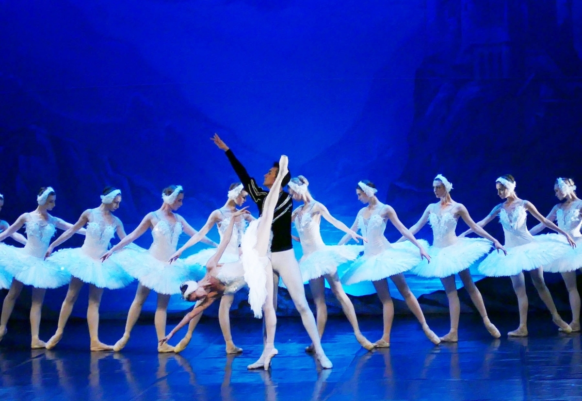 El ballet rus, executant les coreografies de la peça