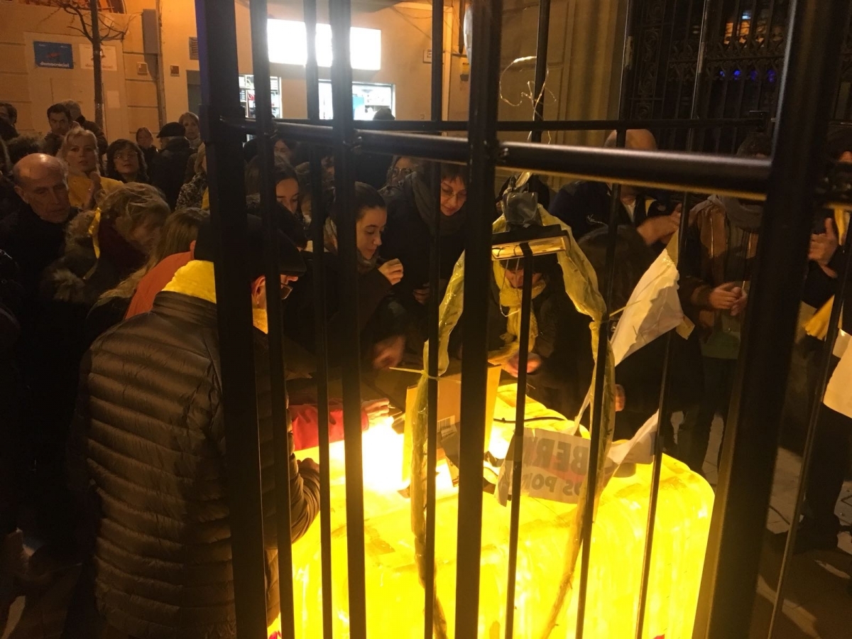 Els manifestants van signar la carta en una gàbia simbòlica