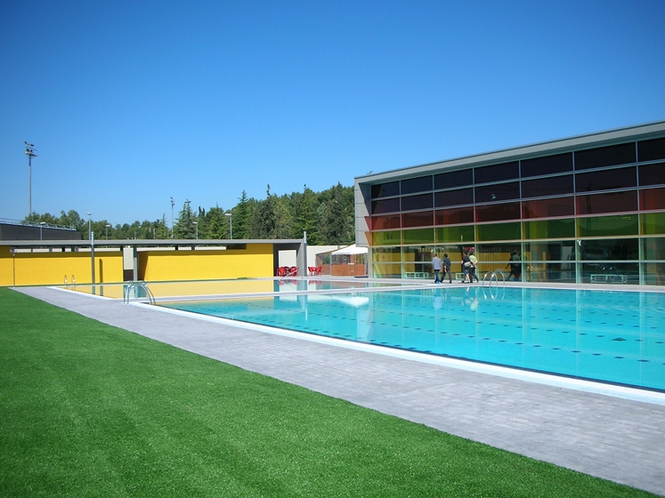 La piscina exterior de l'Infinit, al davant de l'edifici del complex