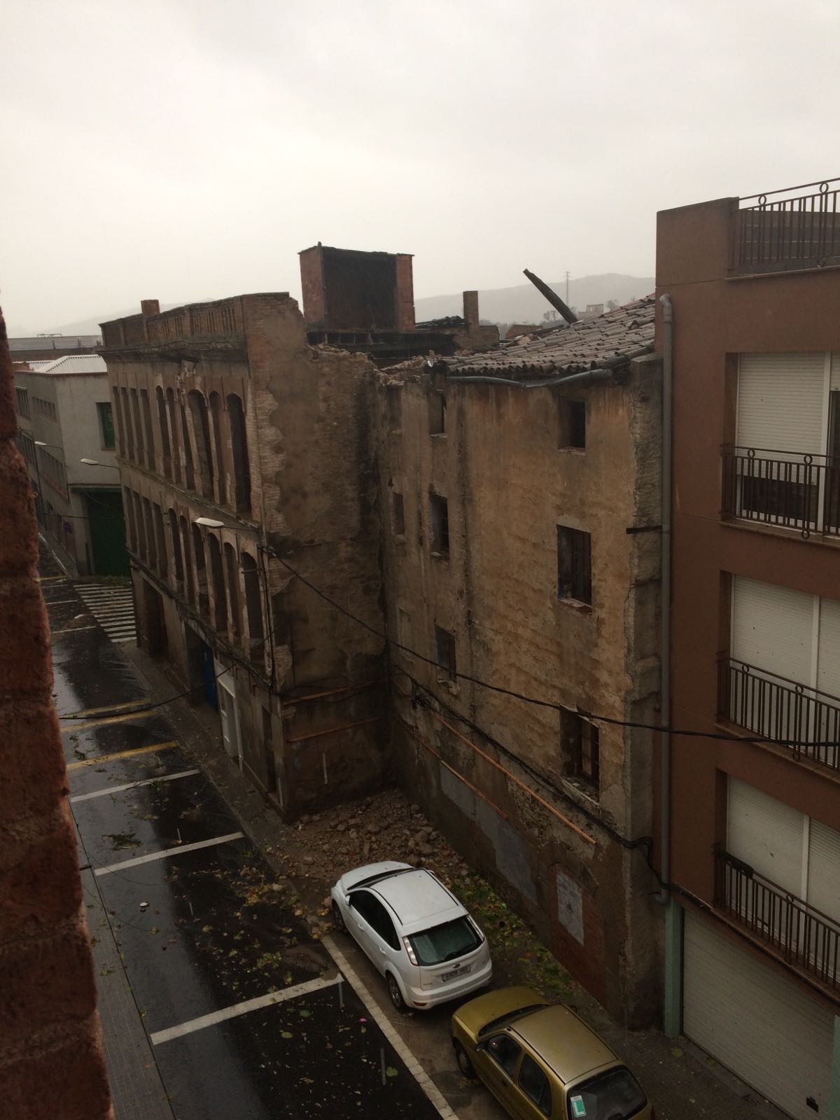 La forta pluja ha fet caure part del sostre d'aquesta nau, al carrer de Sant Antoni de Baix. Foto: Josep Gol