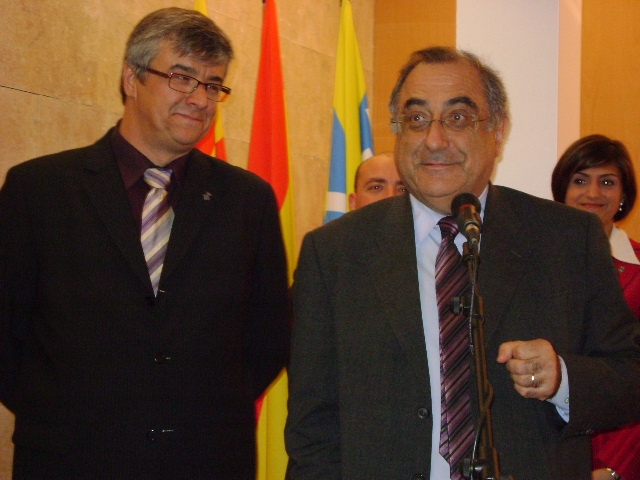 El conseller Joaquim Nadal acompanyat de l'alcalde d'Òdena Francisco Guisado